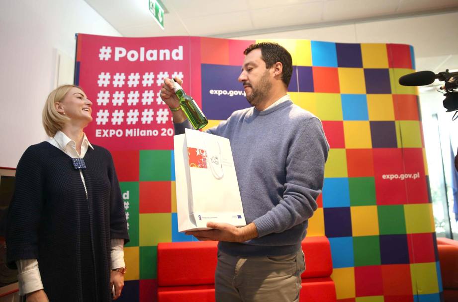 Il leader della Lega Nord Matteo Salvini con in mano una bottiglia di sidro, omaggio del Padiglione della Polonia (Ansa)